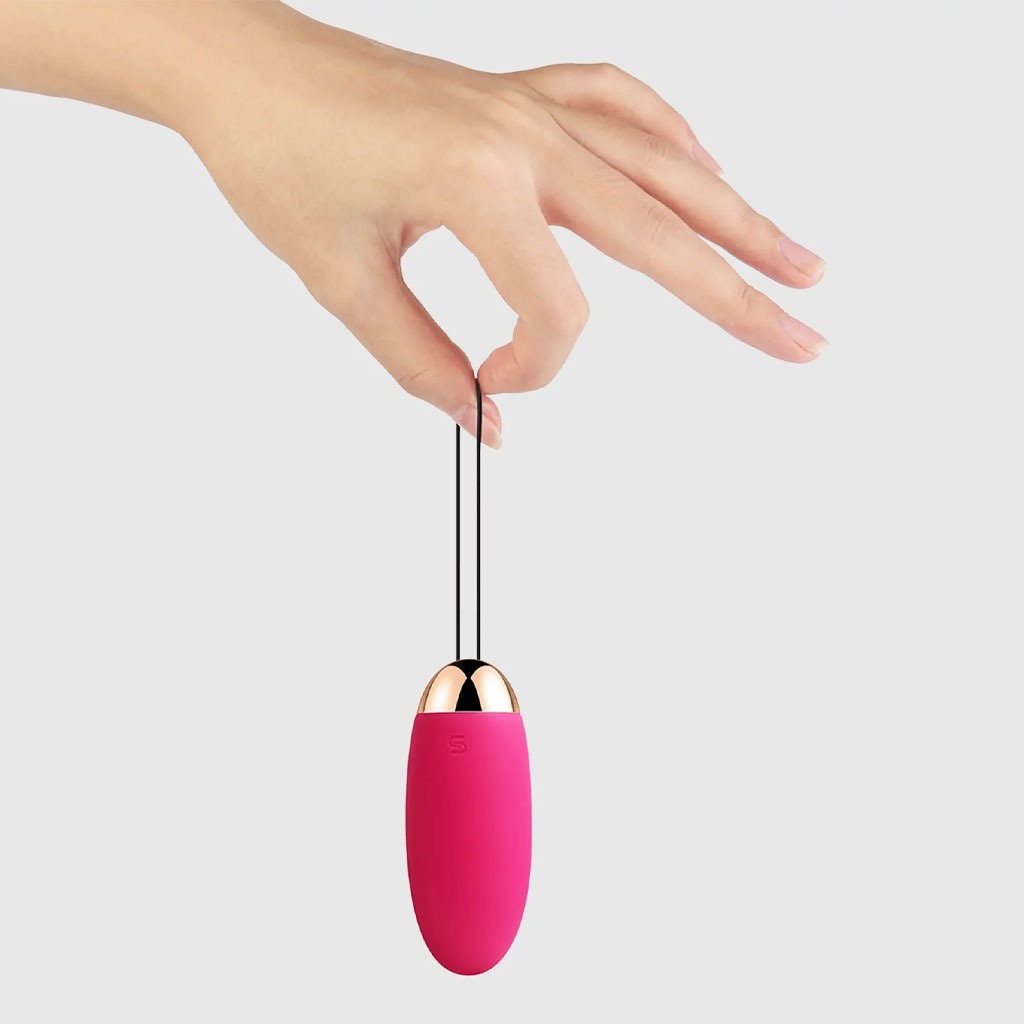 Svakom - Elva Vibrerend Eitje - Plum Rood hand