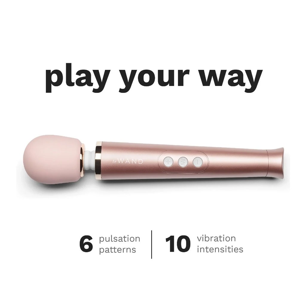 Le Wand - Petite Oplaadbare Massager Rose Gold standen