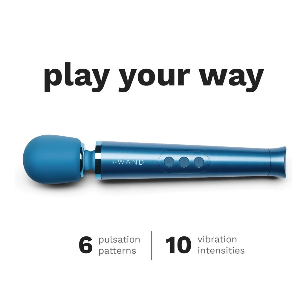 Le Wand - Petite Oplaadbare Massager Blauw standen