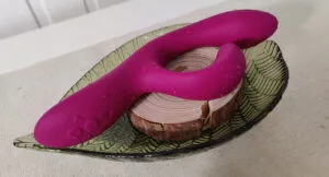 Lady Mustache geniet van We-Vibe Nova 2