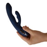 Svakom - Aylin Tapping Rabbit Vibrator Blauw hand