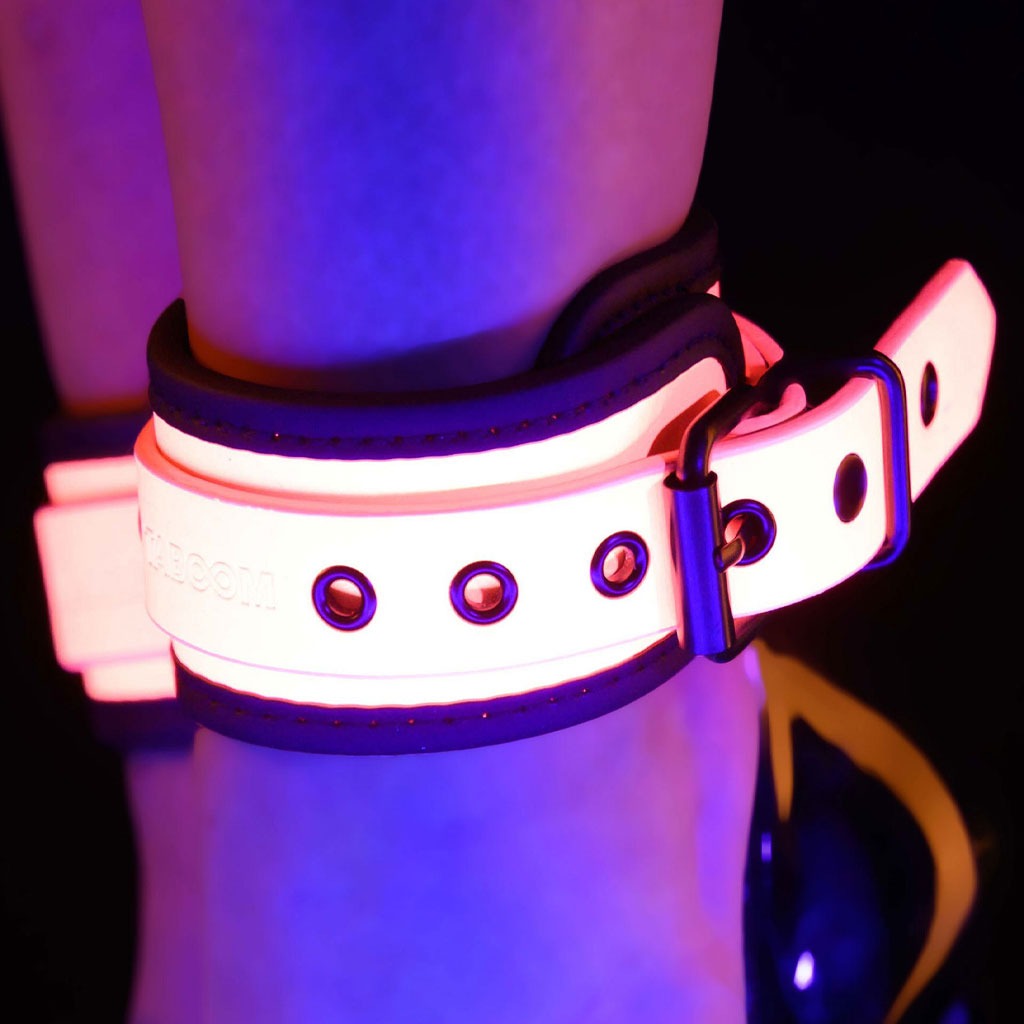 Taboom - Glow in the Dark Enkelboeien Roze detail