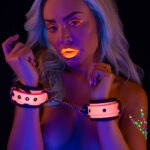 Taboom - Glow in the Dark Handboeien Roze bestellen