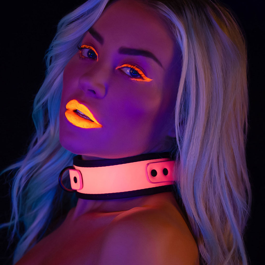 Taboom - Glow in the Dark Halsband met Ketting Roze gebruik