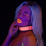 Taboom - Glow in the Dark Halsband met Ketting Roze nek