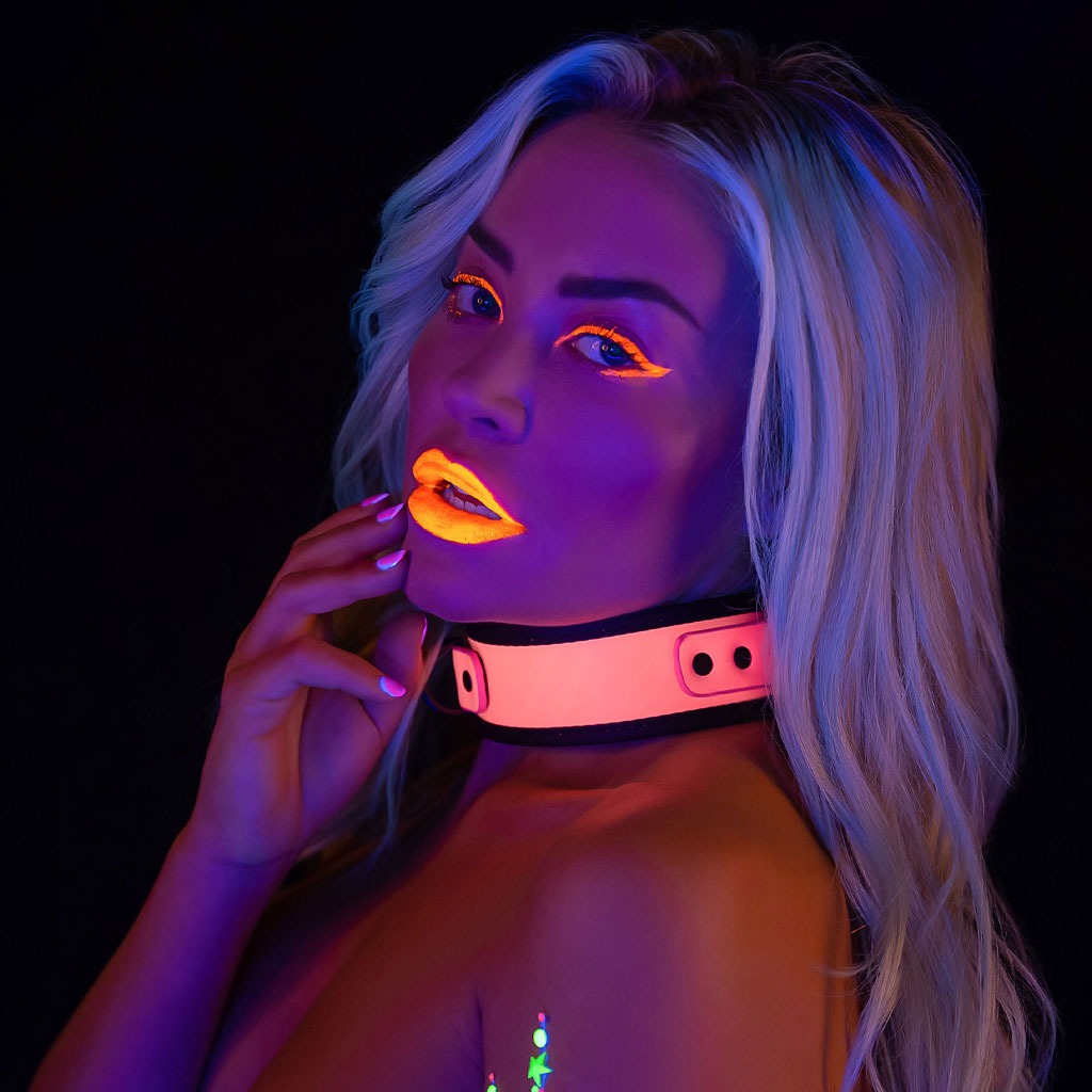 Taboom - Glow in the Dark Halsband met Ketting Roze nek