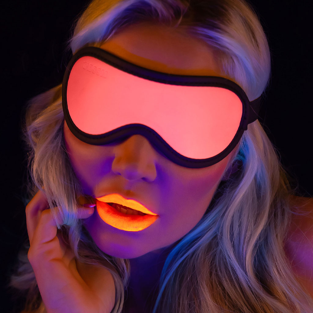 Taboom - Glow in the Dark Masker Roze gebruik