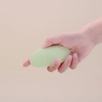 Magic Motion - NYX Smart Panty Vibrator Groen hand