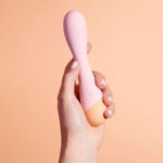 Vush - Peachy G-Spot Massager hand