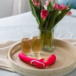 Happy Rabbit - Strapless Strap-On Vibrator Roze bed