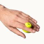 Dame - Fin 2.0 Vinger Vibrator Geel hand