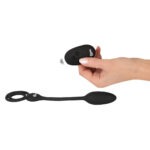 Rebel - Cock en Ballring met Afstandsbedienbare Buttplug hand
