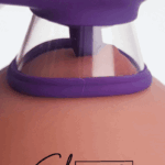 She.E.O - Likkende Clitoris Pomp met Stotende Anaal Plug