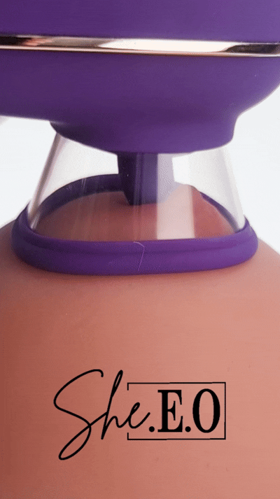 She.E.O - Likkende Clitoris Pomp met Stotende Anaal Plug